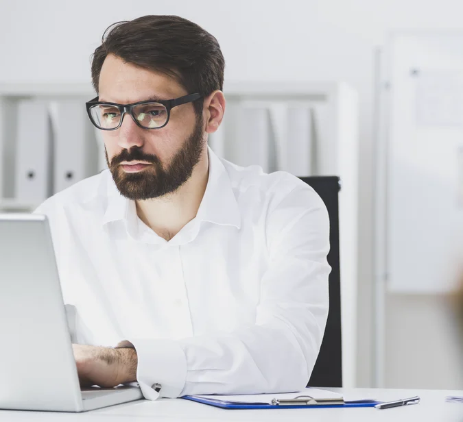 Professional staff member at a corporate travel agency in Oslo – contact Singh Ekspress for tailored travel support.